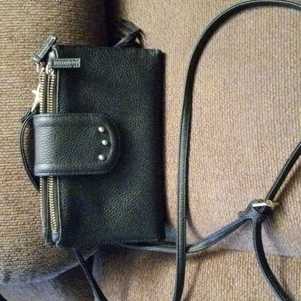 Black wallet with 8 pockets and 2 change pockets